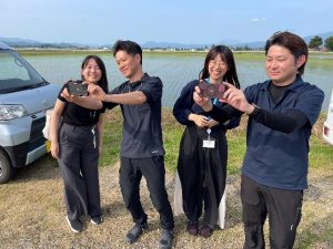 スマートフォンアプリ「Growth eye」の操作説明を受ける様子