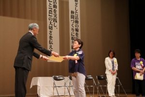 佐藤典子さんが見事優良賞を受賞しました様子