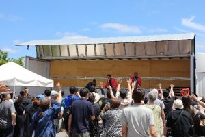 恒例イベントの当たりくじ付き餅まきの様子
