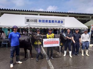 肉用牛部門で農林水産大臣賞を受賞した相馬さん（左から3人目）と東北農政局長賞を受賞した（株）チクテックの担当者（左から2人目）の様子
