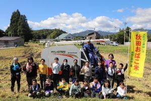 JAあぐりスクール稲刈り体験の様子