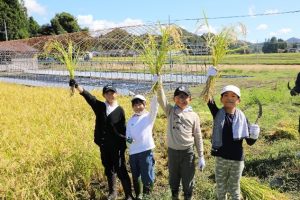 西明寺小学校の児童たちが友達と協力しながら参加する様子