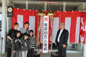 記念すべき節目の来店者となった秋田市の宮越さんの様子