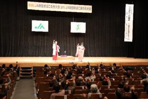 参加者全員でドンパン節を熱唱する様子