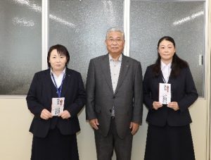 齊藤組合長が職員を表彰する様子
