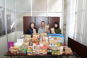 女性部がフードバンクへ食品を寄付する様子