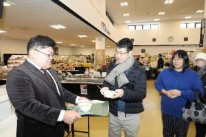 元大相撲関脇・豪風で秋田県出身の押尾川親方が来場者へちゃんこ鍋を振る舞う様子