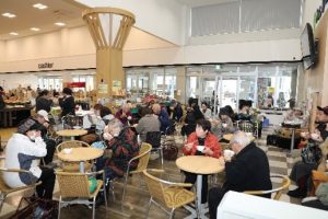 地元産食材を使用した鶏ガラの塩ちゃんこ鍋を味わう来場者の様子