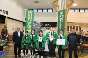 大曲農業高校の生徒たちとの記念撮影の様子