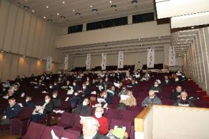 話を聞く生産者ら120人の様子