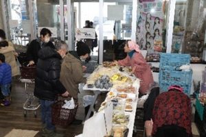 家族連れを中心ににぎわいを見せる様子