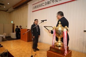 優秀な実績を挙げた生産者を表彰する様子