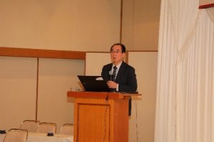 飽水管理の方法などを説明するJA全農あきたの児玉徹参与さん