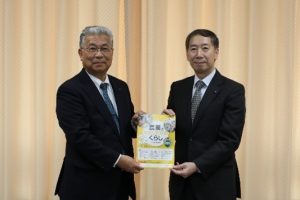 齊藤武志組合長が各教育長へ食農教育補助教材「農業とわたしたちのくらし」を贈呈する様子