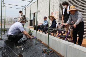 同施設職員の植え付けを見学する様子