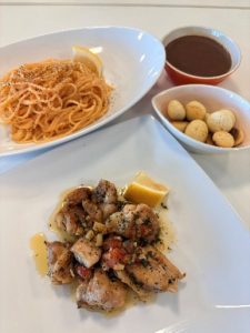 チキンのプロヴァンス風、明太子カルボナーラ、カフェムース・ショコラソース、キビ砂糖のボウロの4品の様子
