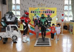 大仙市南外つきの木こども園で開催した超神ネイガー交通安全教室の様子