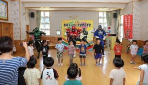 交通安全ダンスを元気いっぱいに踊る園児たちの様子