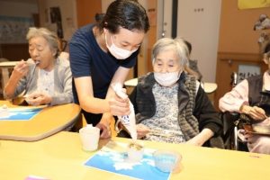 オリジナルアイス作りを楽しむ利用者の様子