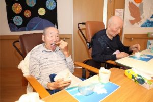 完成したデザートを味わう様子