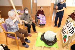 利用者の力いっぱい棒を振り下ろす様子