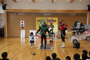 大仙市大曲北保育園で開催された超神ネイガー交通安全教室の様子