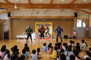 最後に参加者全員で交通安全ダンスを踊る様子