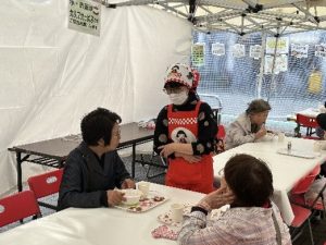 女性部が味付けしたいものこ汁や新米おにぎり、激辛ぼだっこ飯などを販売する様子
